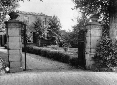 847630 Gezicht op het toegangshek en de voorgevel van de voormalige buitenplaats Kroonesteyn (Rijksstraatweg 125) te ...